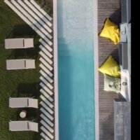 Pas japonais et contours de piscine, jacouzzi