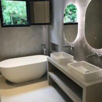 Sol, mur et meuble vasque en béton ciré