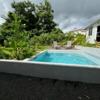 Contours et retombées de piscine en béton ciré