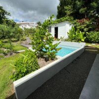 Contours et retombées de piscine en béton ciré